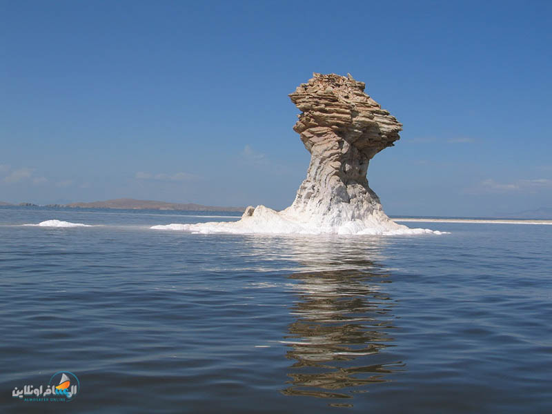 بحيرة أرومية هي أكبر بحيرة للمياه المالحة في إيران ، وتقع بين مقاطعة أذربيجان الشرقية ومقاطعة أذربيجان الغربية. يتم توفير موارد مياه البحيرة من 21 نهرًا دائمًا و 7 أنهار موسمية و 39 مجرى مائيًا والينابيع الداخلية للبحيرة والثلوج والمطر المباشر. تشكلت هذه البحيرة من بيئتين مائيتين وجافة (حديقة وطنية) مع جزر متنوعة تعد واحدة من أهم الموائل الطبيعية والنباتات والحيوانات في إيران.