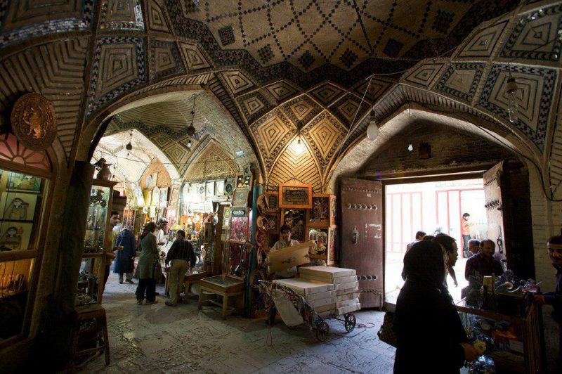  البازار الكبير المعروف أيضًا باسم بازار القيصر هو أحد الأسواق التاريخية في إيران في أصفهان.
