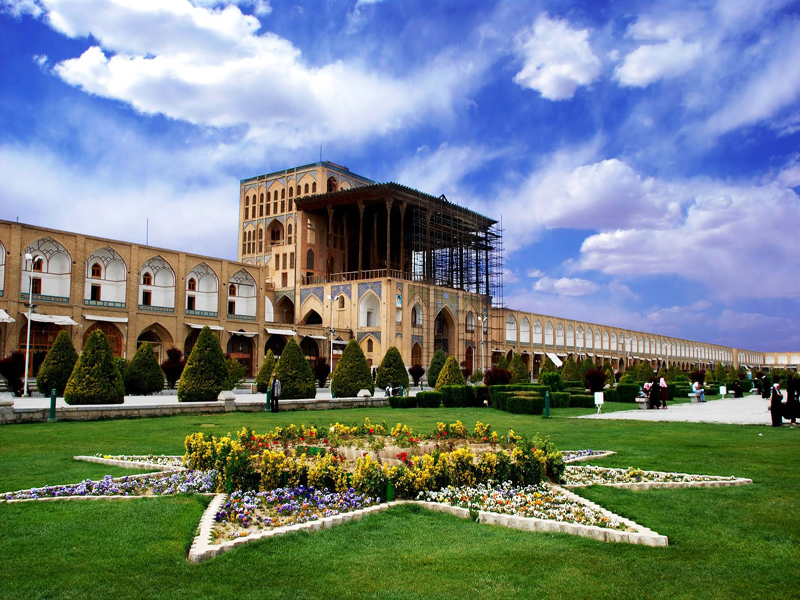 قصر عالي قابو في ميدان نقش جهان