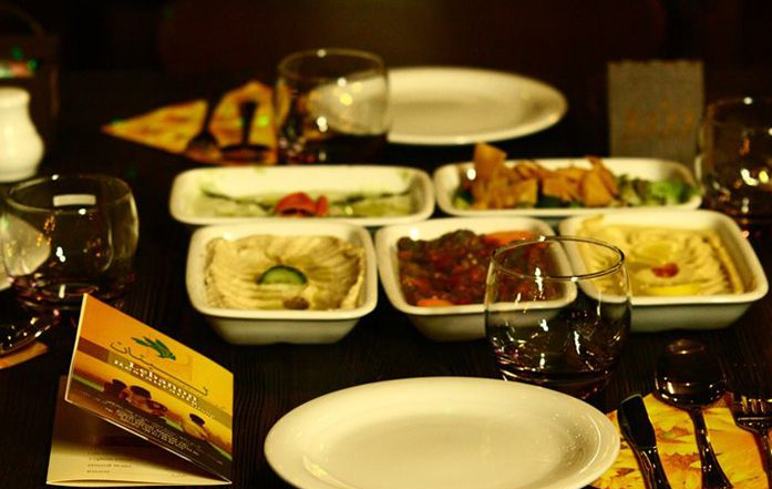 طعام عربي في مشهد