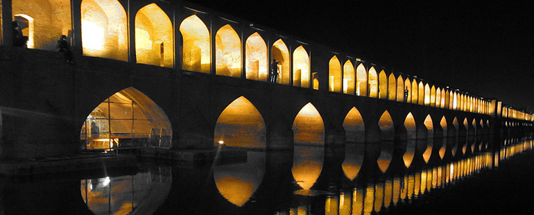 ثلاثة وثلاثون جسرا في الأماكن الشهيرة في أصفهان