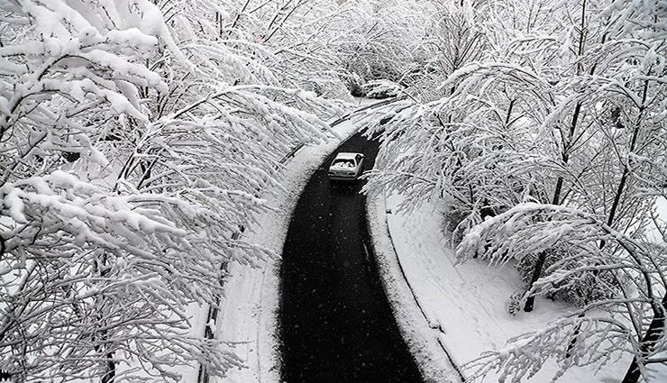 السفر على الطريق سيارة الثلج