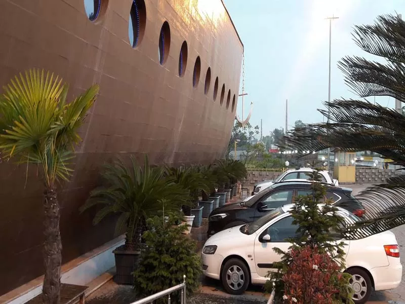 مطعم كشتي (السفينة) في مدينة رامسر شمال ايران