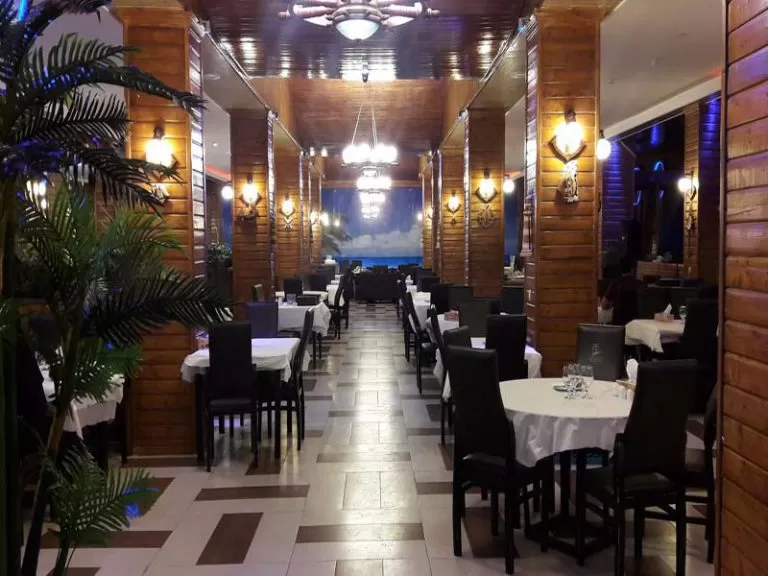 مطعم كشتي (السفينة) في مدينة رامسر شمال ايران